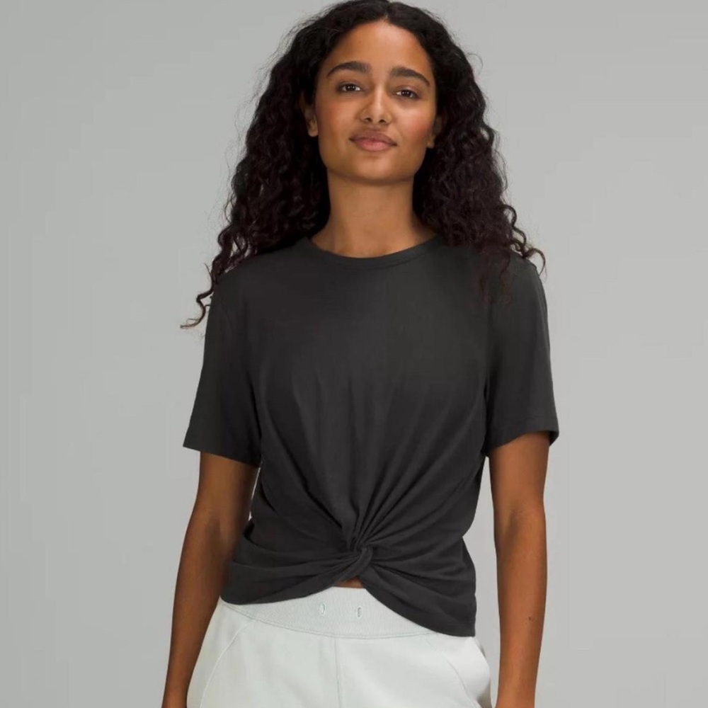 lululemon athletica Black Crescent Tee Short Sleeve Twist Front Activewear Sz 2 - Picture 1 of 6